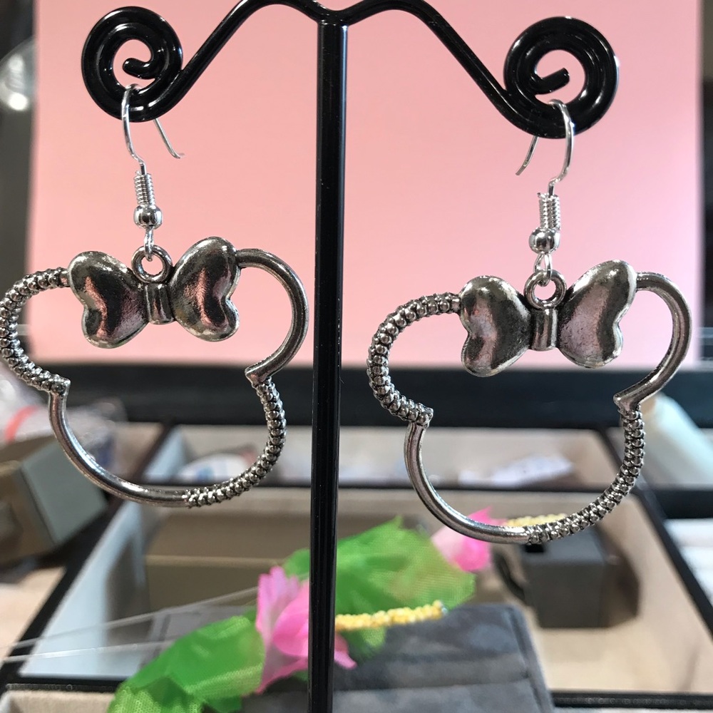 Silver Plated Hook w/Alloy Metal Earrings - Picture 1 of 1